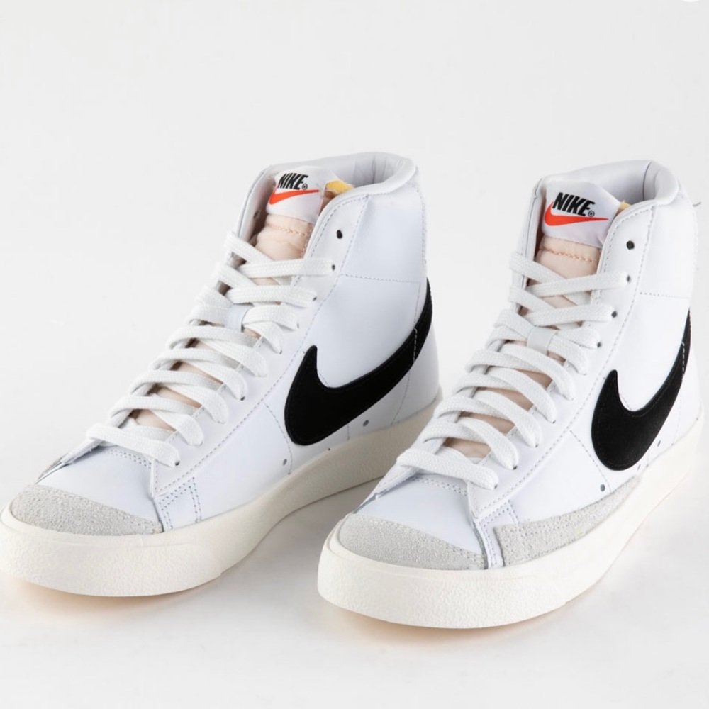 NIKE Blazer Mid '77
Womens Shoes